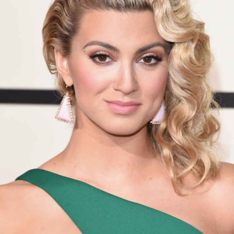 تايلور سويفت ترتدي مجوهرات لورين شوارتز 