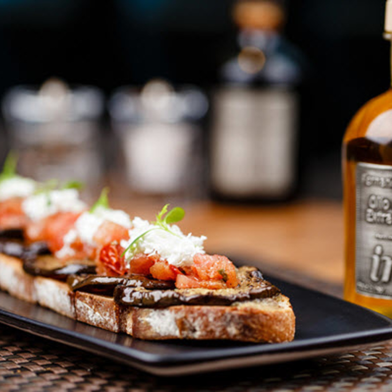 صحن المقبلات: الغورغونزولا مع الريكوتا والتوست والعنب المطبوخ