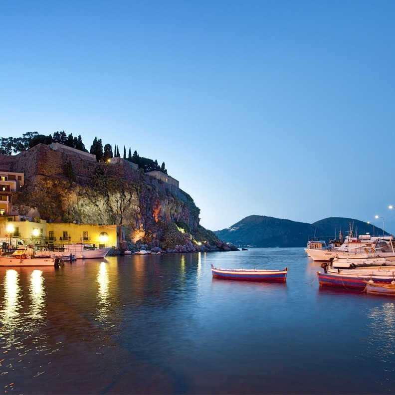 هناك هالة من السحر والجمال تحيط بهذه الجزيرة التي تبعد مسافة ساعة ونصف بالعبارة من بلدة ميلاتسو في شمال شرق صقلية