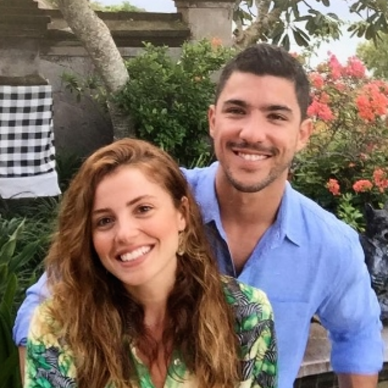 إزجي أيوب أوغلو وزوجها