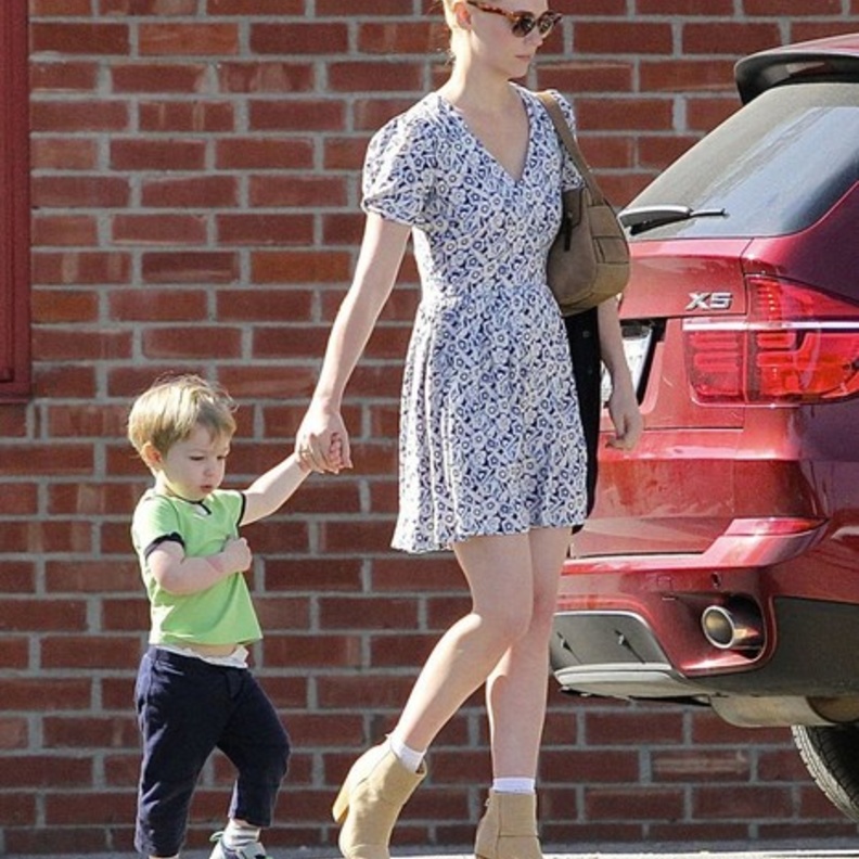 بالصور: جونيوري جونز تتنزه مع إبنها ألكسندر