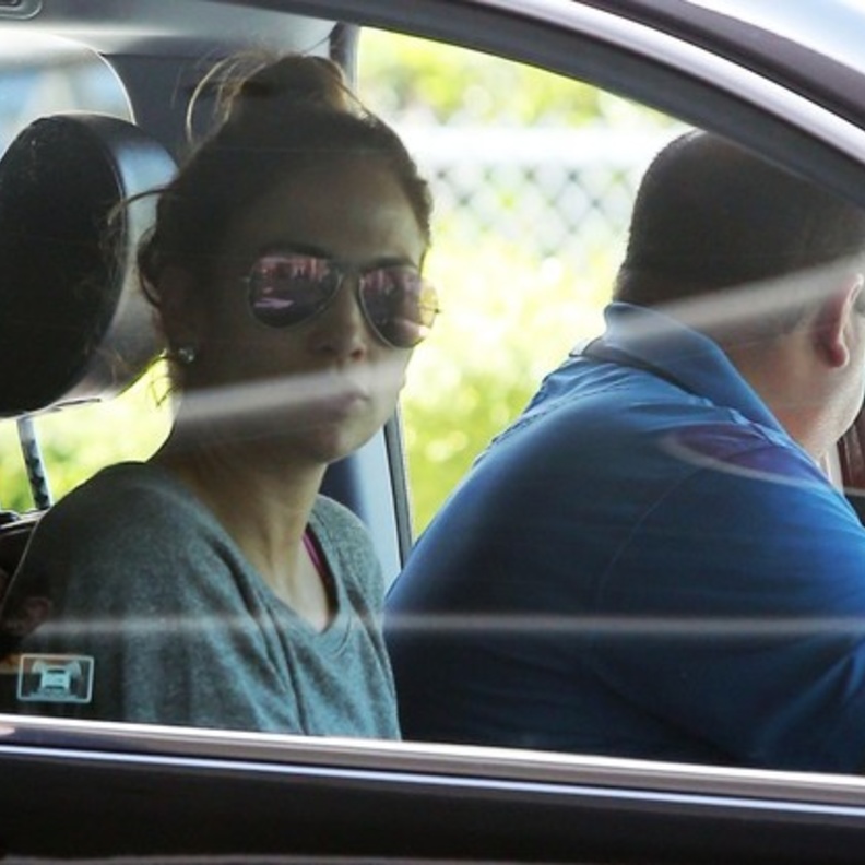 بالصور: جينيفر لوبيز تخفي ابنتها عن العيون