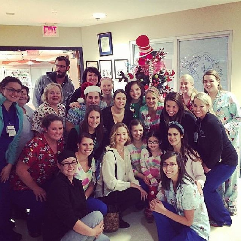 جينيفر لورانس تحتفل بالعيد بزيارة مستشفى لمرضى الأطفال في مسقط رأسها لويزفيل ولاية كنتاكي