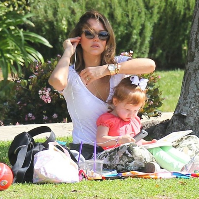 بالصور: جيسيكا ألبا تمضي يوما مع أسرتها في الحديقة 