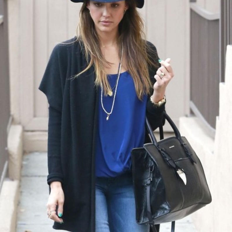 بالصور: جيسيكا ألبا تبحث عن وشم جديد