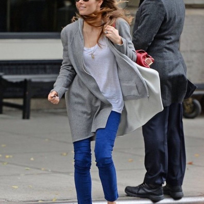 بالصور جيسكا بيال تصارع الرياح في نيويورك