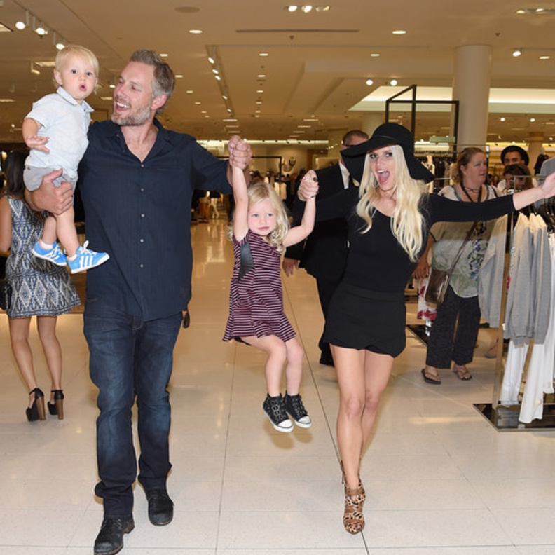 بالصور: جيسيكا سيمبسون تقدم مجموعتها للأزياء