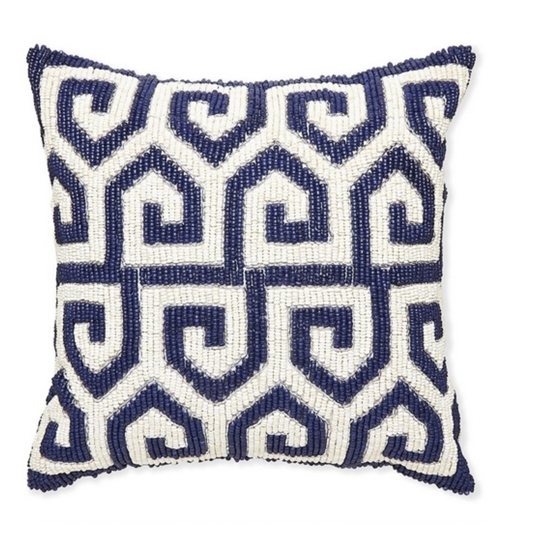 وسادة مطرزة بالخرز على شكل خطوط هندسية من Jonathan Adler