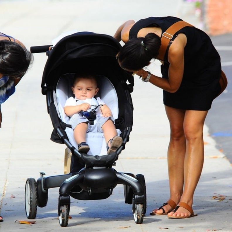 بالصور جوردانا بروستر تتجول مع إبنها