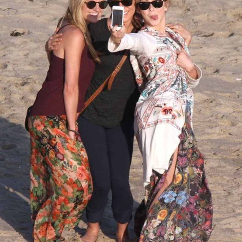 بالصور: جوليان هوغ تستمتع على شاطئ مانهاتن 