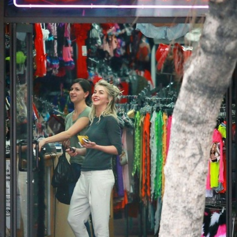 بالصور: جوليان هوغ تتسوق هدايا الـValentine