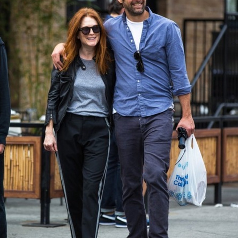 بالصور: جوليان مور وبارت فروندليتش يتنزهان معاً