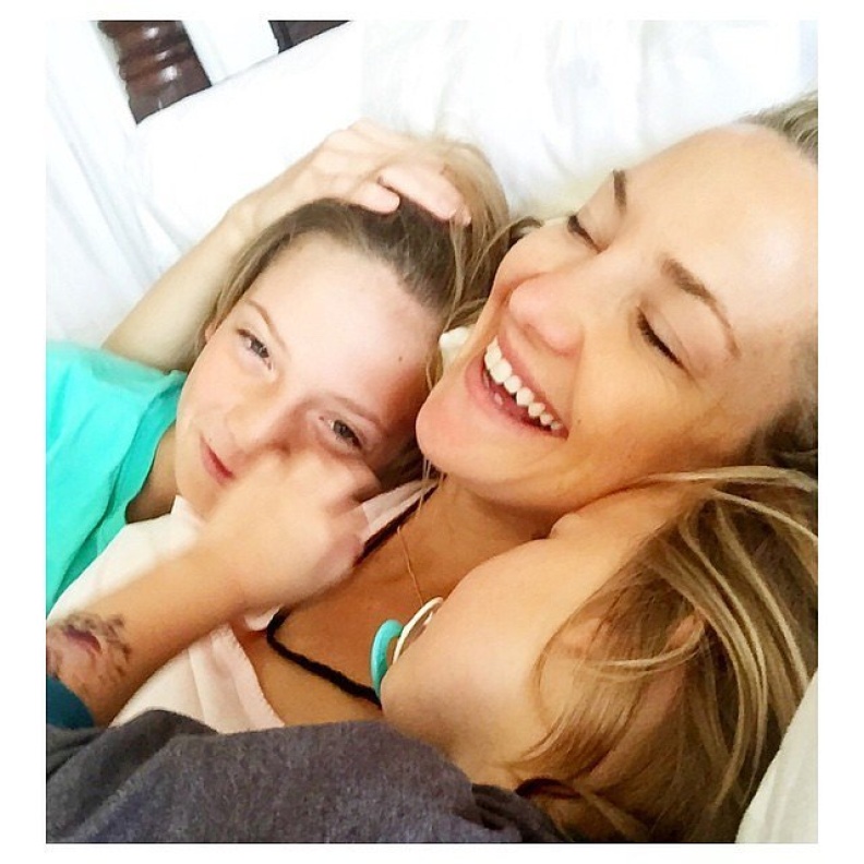 أحلى هدية بعيد ميلادها كايت هدسون تحصل على عناق دافي من ولديها