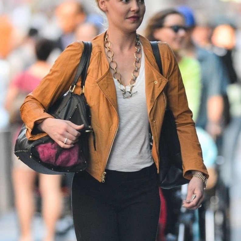 بالصور: كاثرين هيغل تتنزه في نيويورك