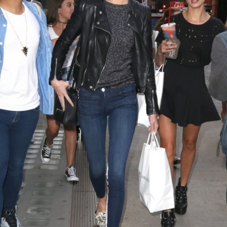 بالصور كيندال جينير وهيلي بدوين تتسوقان في نيويورك