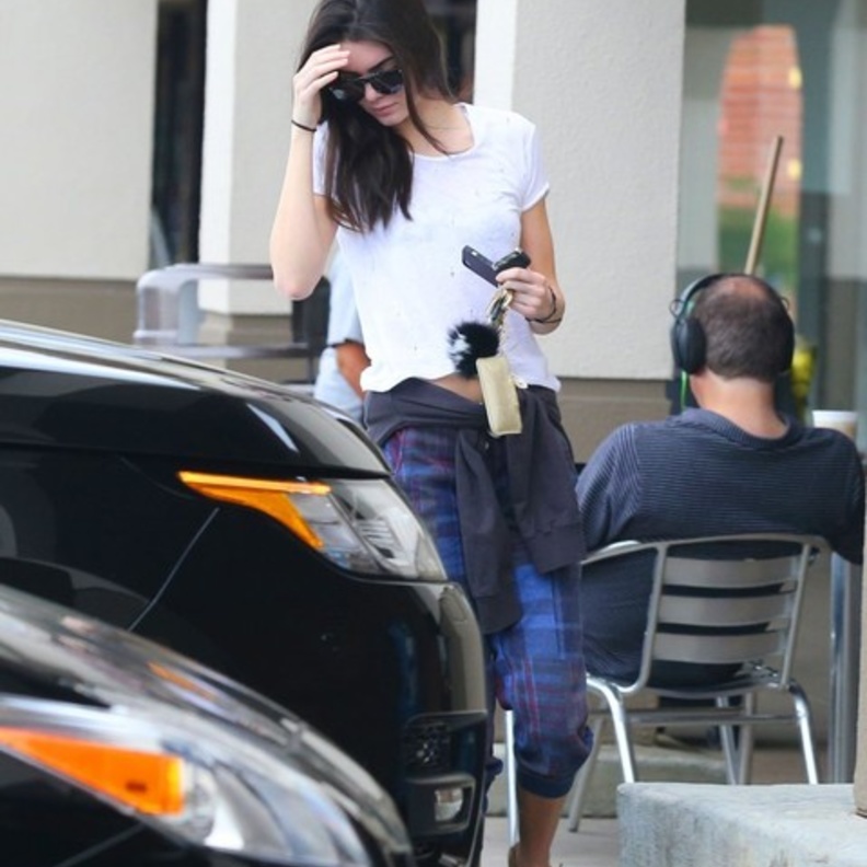 بالصور: كيندال جينر تغادر صالون التجميل