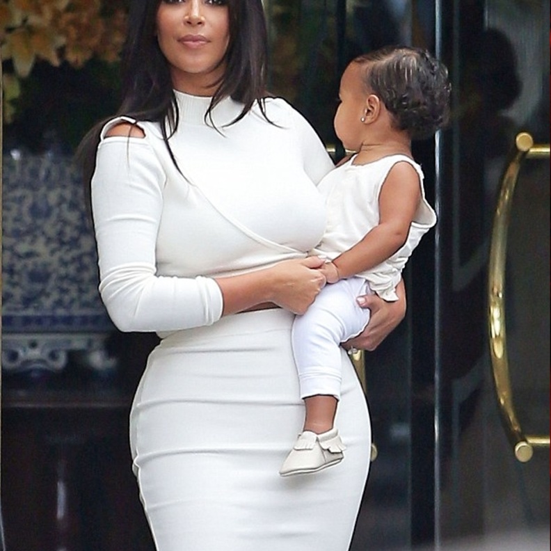 بالصور: إطلالة متشابهة لكيم وابنتها