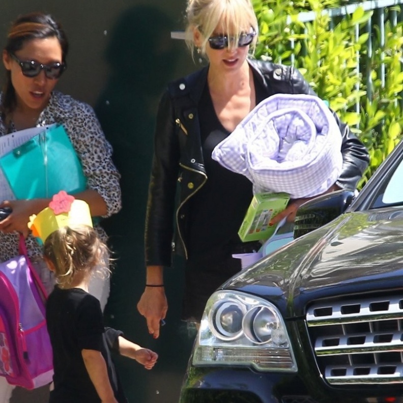 بالصور: كيمبرلي ستيوارت تتنزه مع دليلة