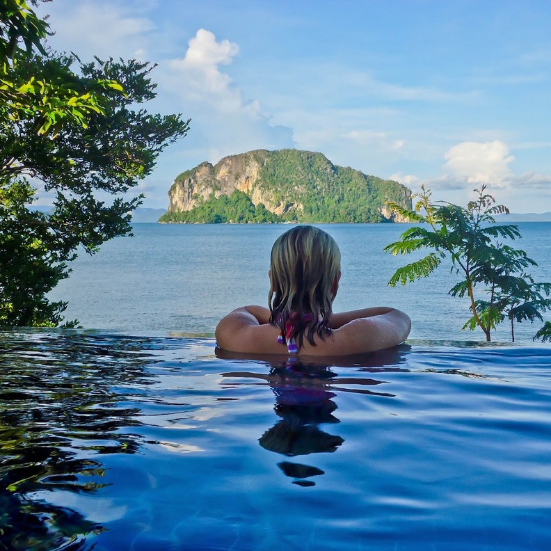 هذه الجزيرة الجميلة توجد في محافظ ترات شرق تايلاند وهي تبعد مسافة رحلة طيران تستغرق ساعة واحدة فقط من مدينة بانكوك