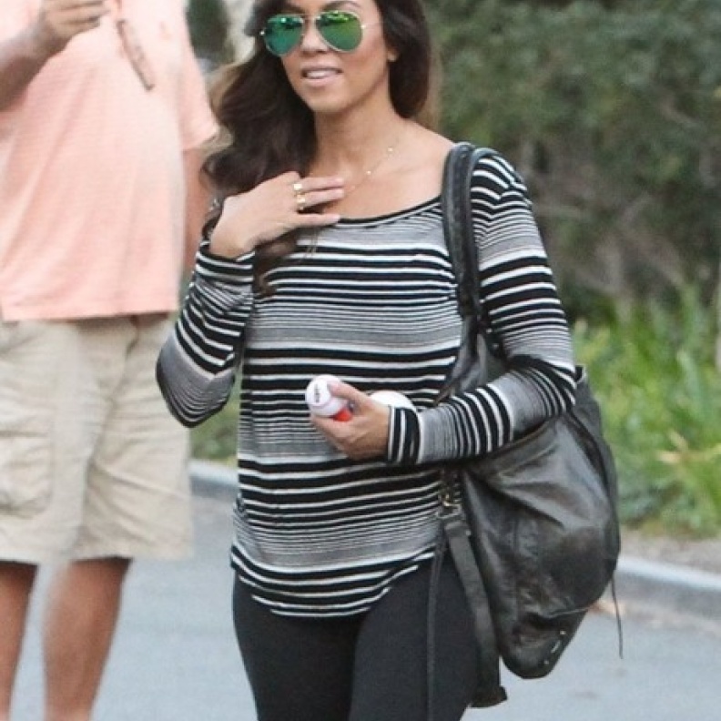 بالصور: كورتني كارداشيان تركض مع إبنها في كاليفورنيا