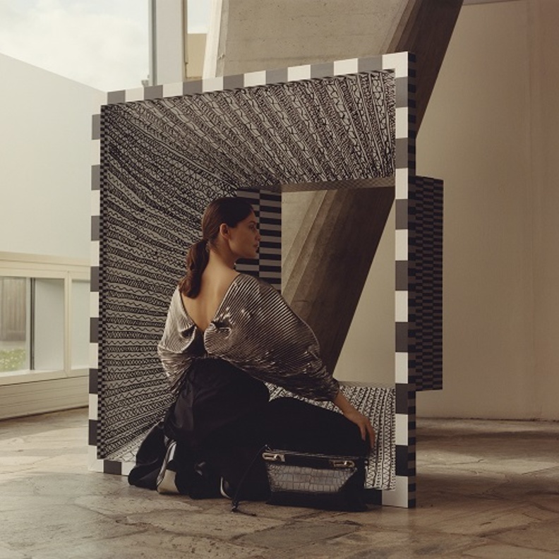 يُبرز الإصدار الخامس عشر من هذه النشرة عارضة الأزياء ليتيسيا كاستا