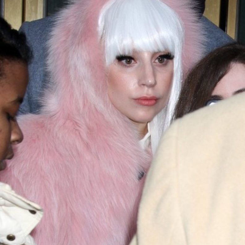 بالصور: ليدي غاغا تتوجه إلى عرض The Tonight Show