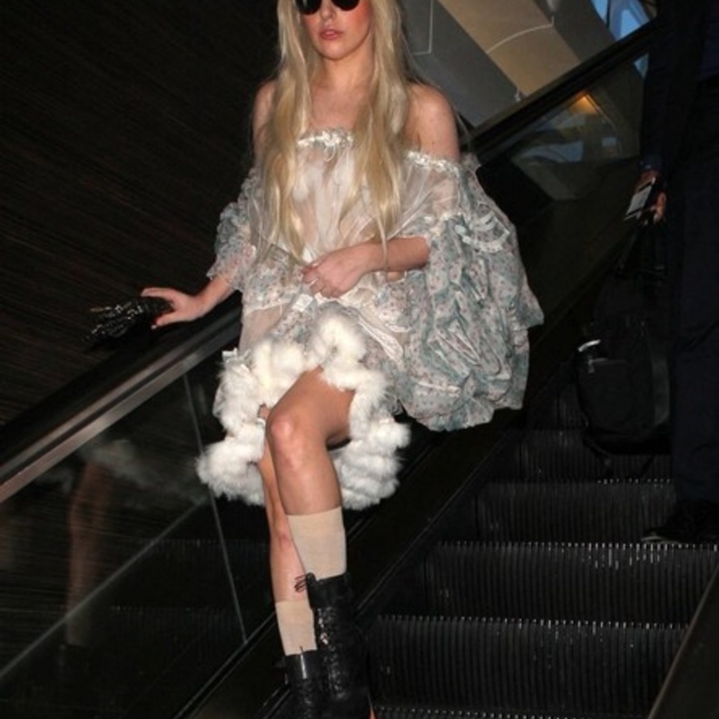 بالصور: Lady Gaga تتألق بمطار لوس أنجلوس