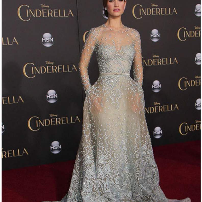 Katrina Kaif فستان خطوبة للمحجبات باللون الأحمر من النجمة 