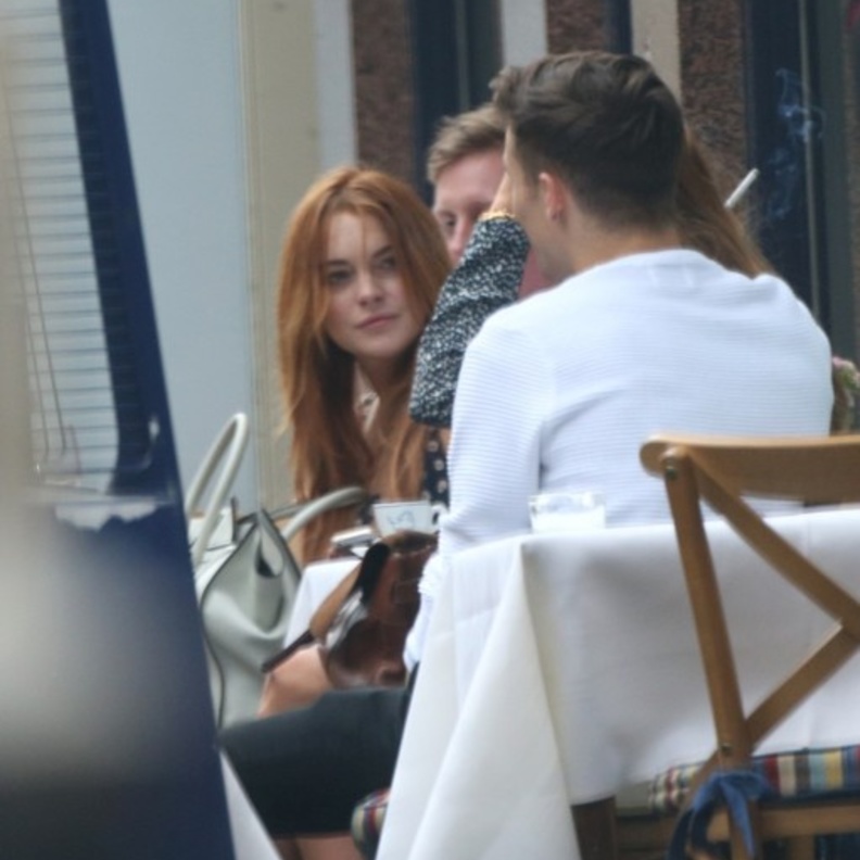 بالصور: ليندساي لوهان تتنزه في مايفير