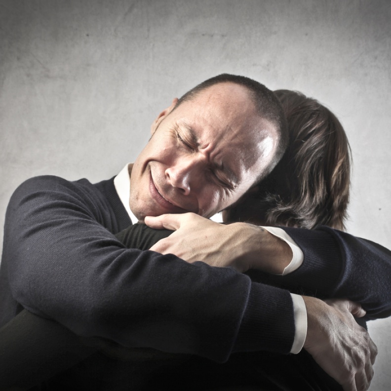 زوج يحتضن جثة زوجته لمدة خمسة أيام 