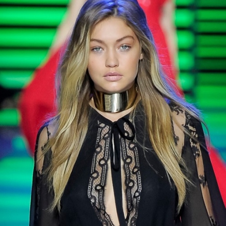 من عرض Elie Saab خلال أسبوع باريس لأزياء ربيع صيف 2016