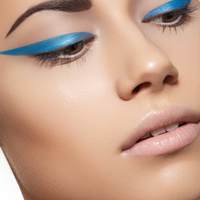 الآيلاينر الملوّن يكسر كل التقاليد