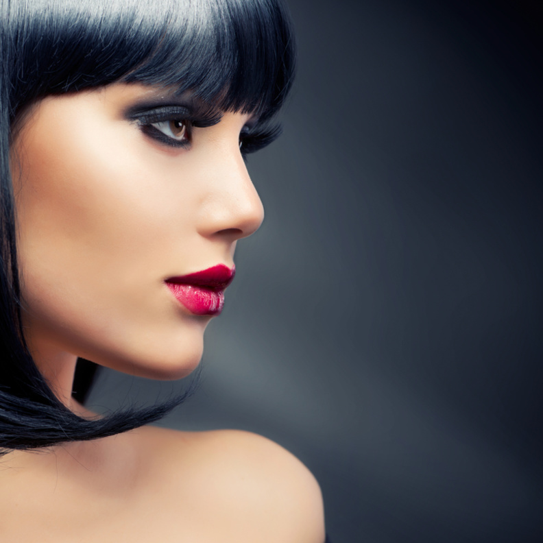 عيونك تتمايل بين السموكي والفضي