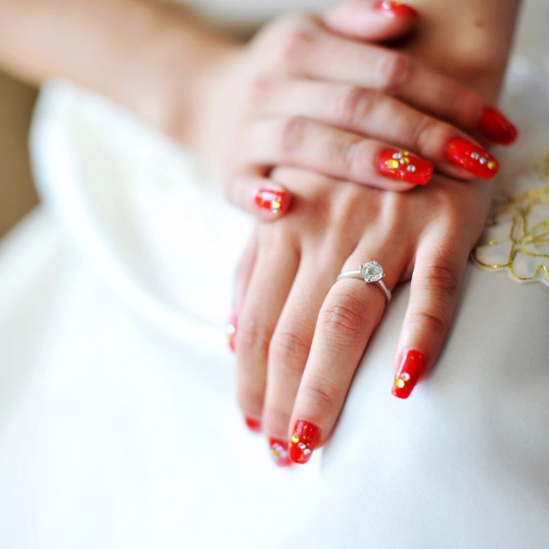 تخطّي المألوف بأظافرك يوم الزفاف