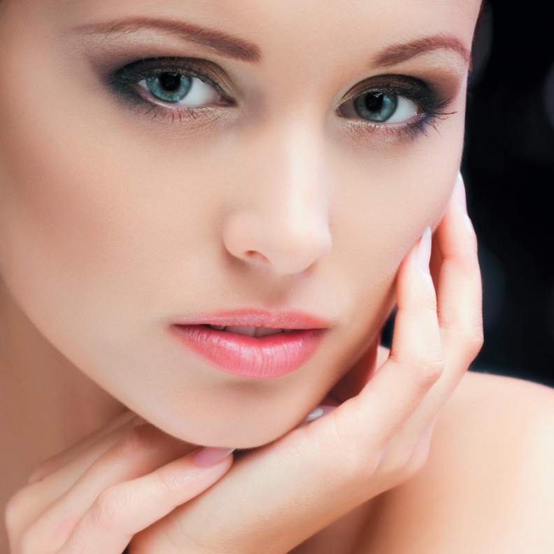 ماكياج البشرة الدهنية دقيق وناعم