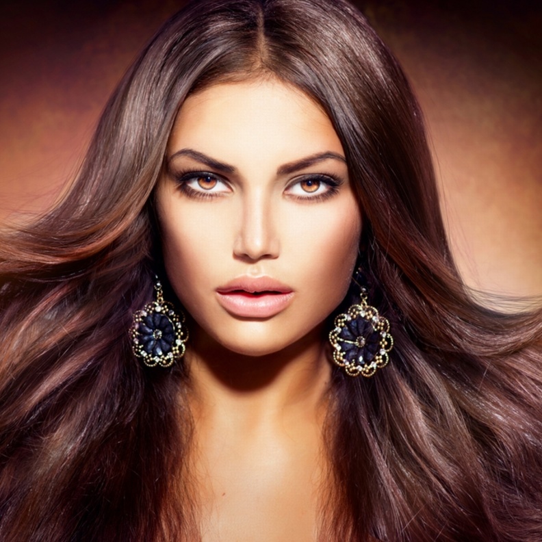 هل يتناغم المكياج البرونزي مع شعرك البني؟ 