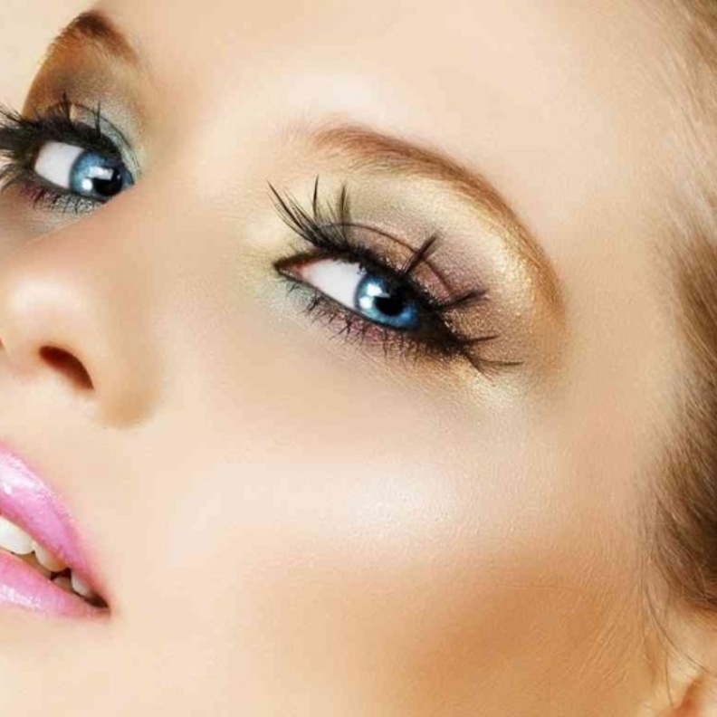 خدودك تتمايل بين البرونزي والوردي