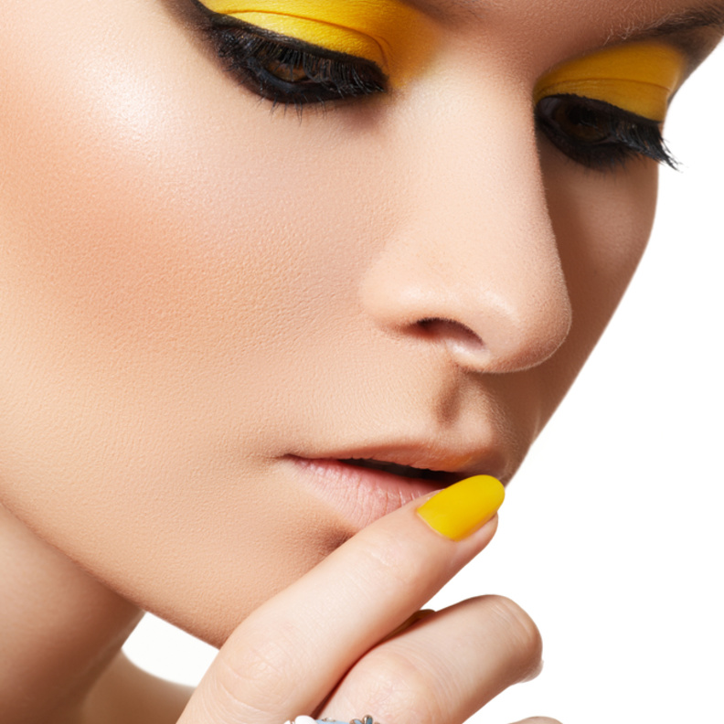 مكياج اللون الأصفر: جريء وأنثوي