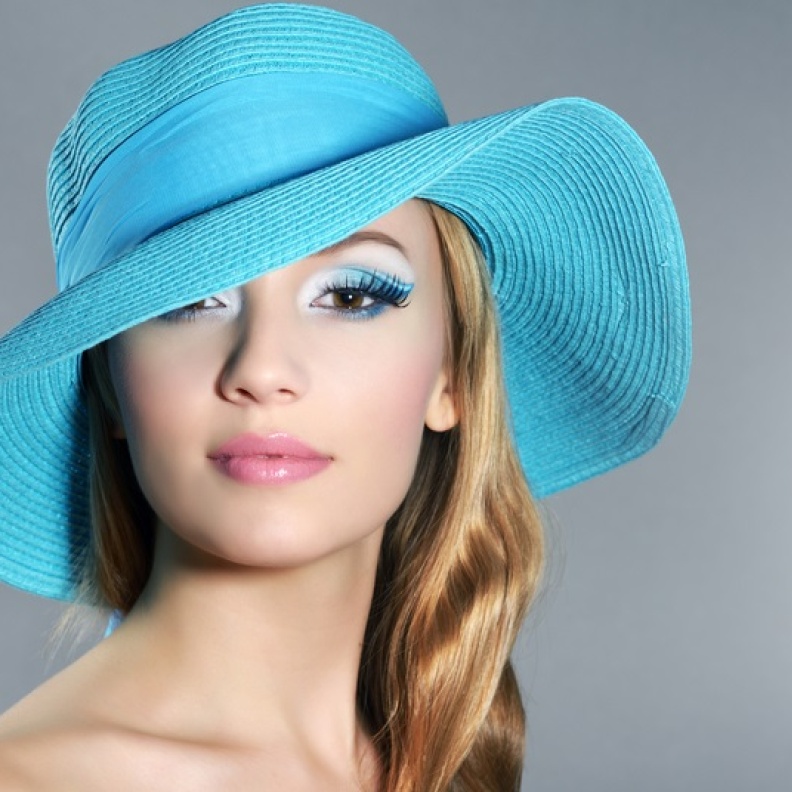 هل يلتقي الأزرق مع الفوشيا في مكياجك؟