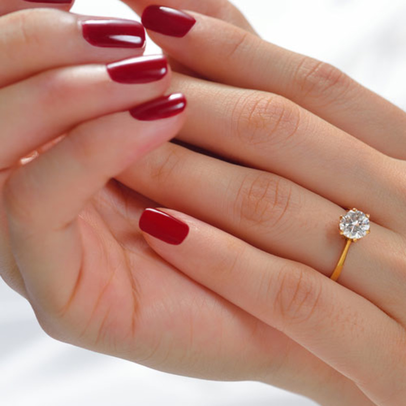 الأظافر الحمراء تليق أيضاً بعروس يوم الحب