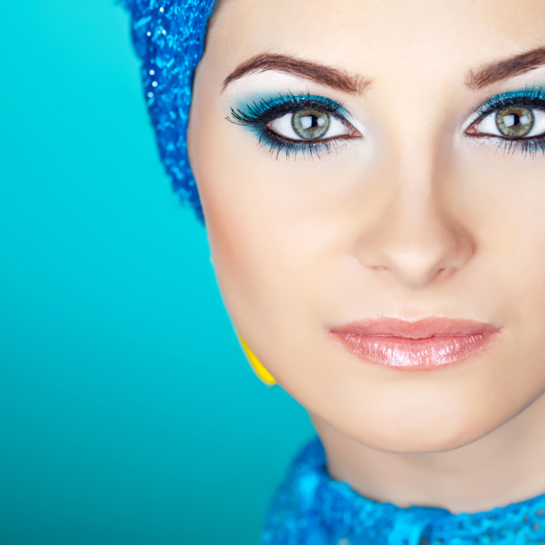 الأزرق يغمر ماكياجك هذا الربيع