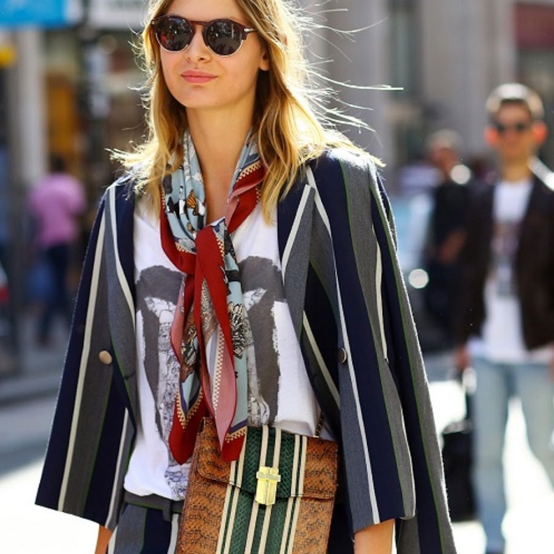 اختاري وشاح كبير وملون مع إطلالتك الخريفية