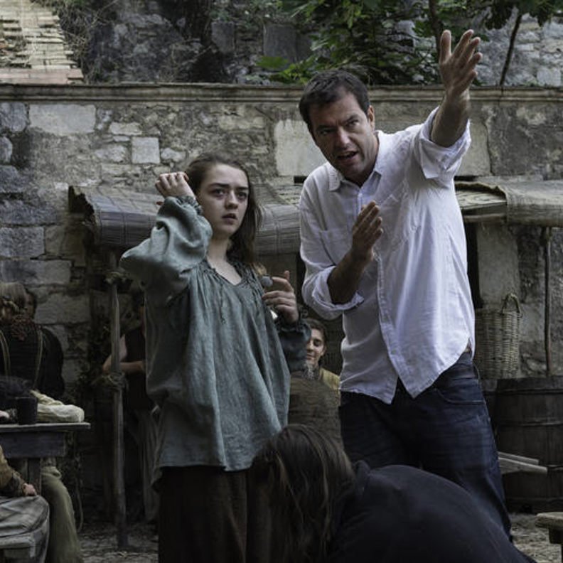 المخرج مارك مايلود أحد مخرجي المسلسل