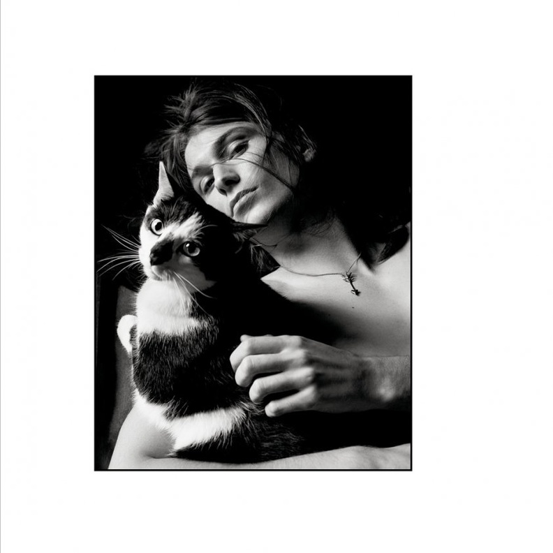 Givenchy تخصّ موقع "هي" بحملتها الإعلانية الجديدة