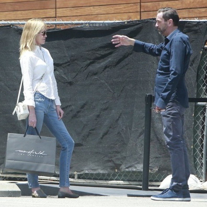 بالصور: ميلاني غريفث تستعيد أناقتها مع صديق جديد