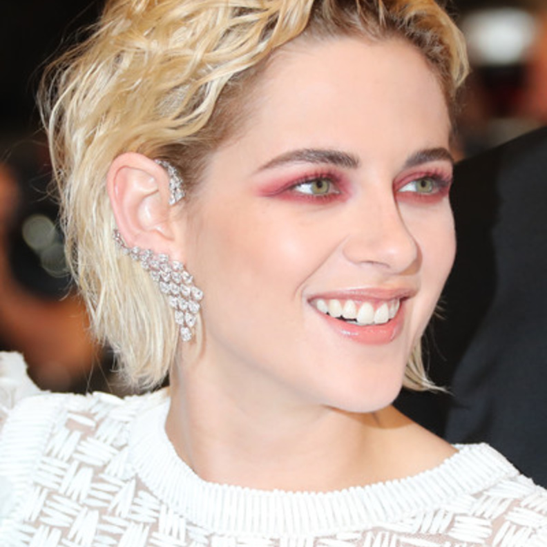 كريستين ستيوارت ترتدي اقراط الماس من مجوهرات ميسيكا 