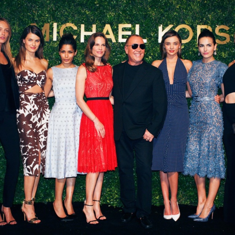 مايكل كورس يتوسط أجمل العارضات والنجمات في شنغهاي بالأمس