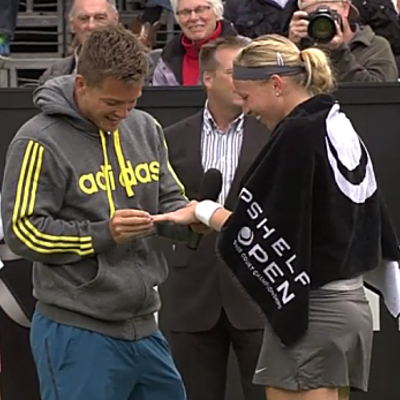 بالفيديو: مارتن ايمريتش يطلب يد ميكاييلا كرايتشيك بكل رومنسية  