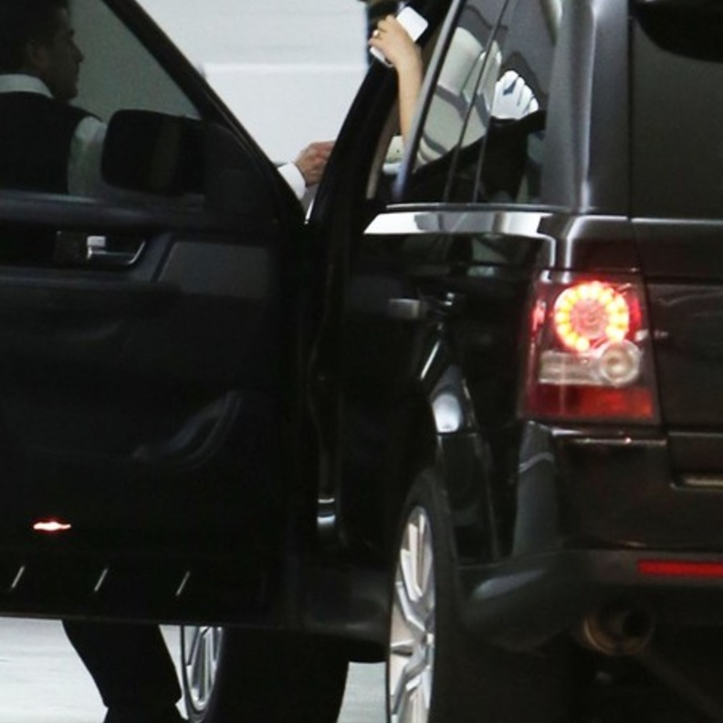 بالصور: ميلا كونيس تزور المبنى الطبي في بيفرلي هيلز