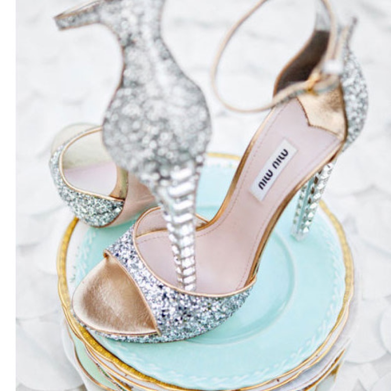 حذاء أنيق ذهبي ذو كعب عالي